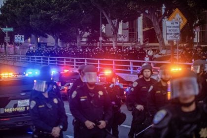 Polícia de Los Angeles anuncia detenções sob toque de recolher; Texas mobiliza a Guarda Nacional