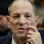 Juiz anula julgamento no caso Weinstein após júri não alcançar veredicto