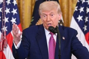 Trump anuncia cessar-fogo na guerra entre Israel e Irã; chanceler iraniano nega