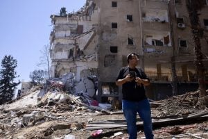 Mísseis iranianos deixam 10 mortos em Israel em mais uma noite de ataques mútuos