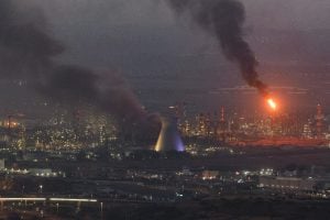 Irã promete novos ataques após bombardeio israelense contra emissora estatal em Teerã