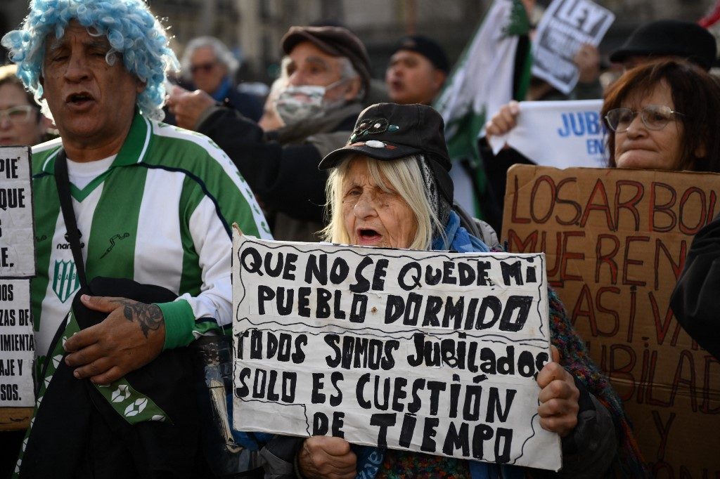 Médicos e organizações sociais se unem a aposentados contra ajustes de Milei