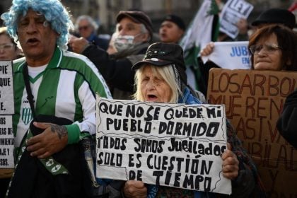 Médicos e organizações sociais se unem a aposentados contra ajustes de Milei