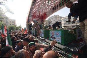 Irã realiza funeral de integrantes da cúpula do programa nuclear