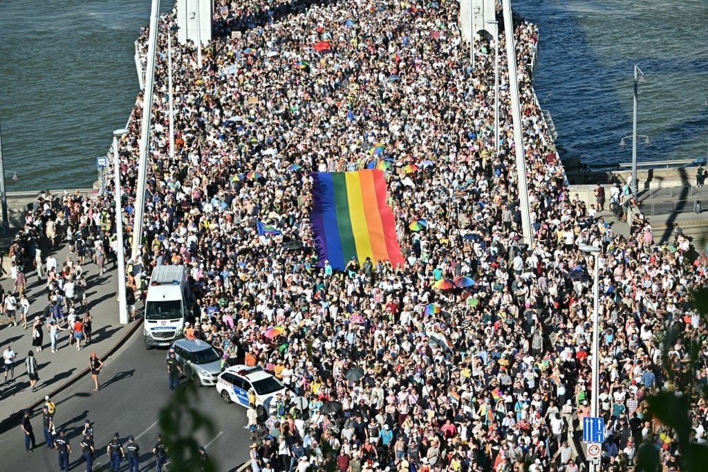 Milhares desafiam proibição de Orbán e participam de parada do orgulho em Budapeste