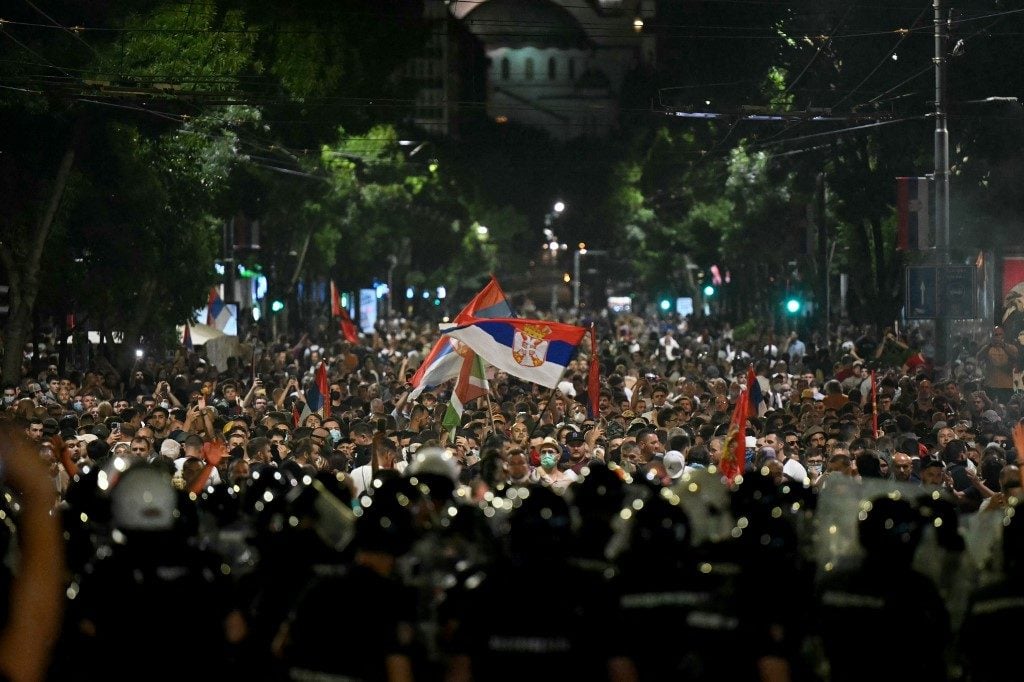Milhares bloqueiam estradas na 2ª noite de protestos na Sérvia