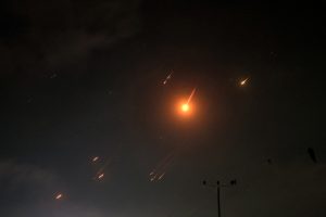 Sistemas de defesa aérea são ativados e explosões são ouvidas na capital do Irã