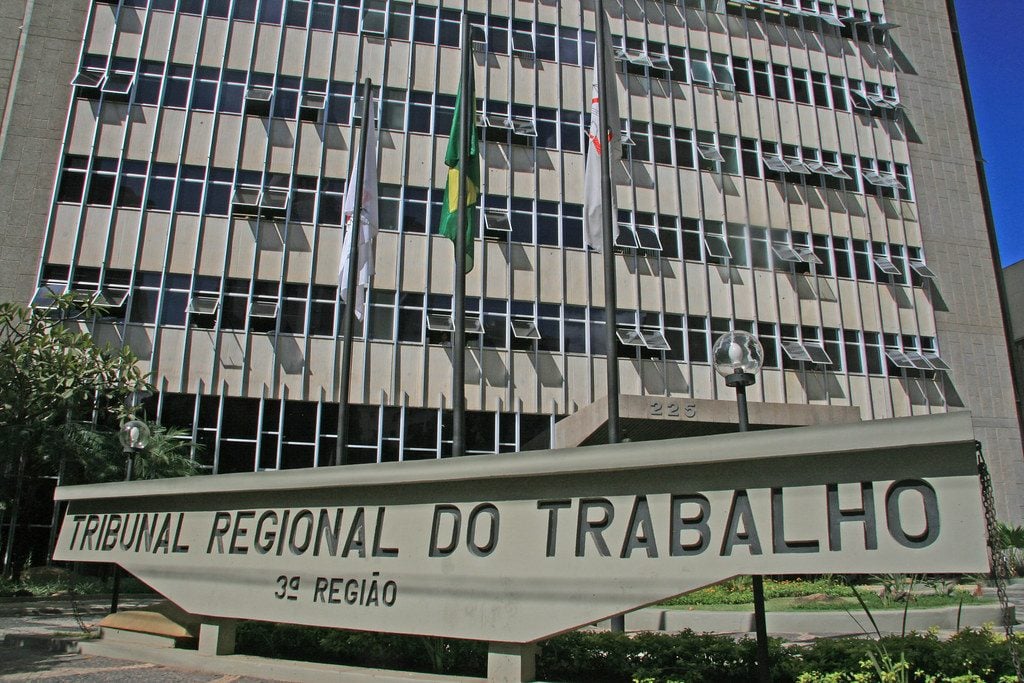 Justiça condena supermercado em Minas Gerais por transfobia contra trabalhadora