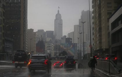 Chuva já na segunda-feira: nova frente fria atinge parte do país nesta semana; veja a previsão