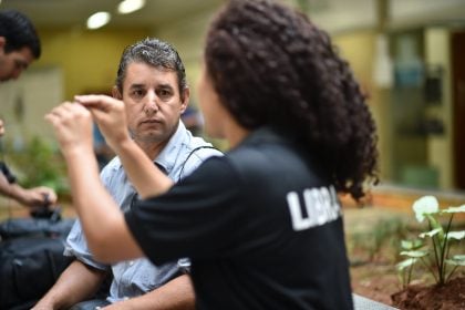 Comissão da Câmara aprova piso salarial nacional de R$ 4 mil para intérprete de Libras