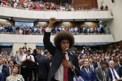Como aliados de Ratinho Jr. tentam impor censura prévia a discursos de Renato Freitas