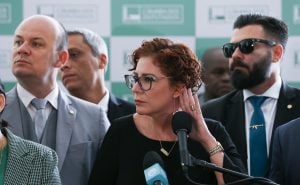 Líder do PL vai a Roma para tentar livrar Zambelli de extradição