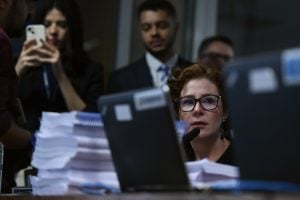 Presa na Itália, Carla Zambelli ainda corre o risco de perder o mandato como deputada