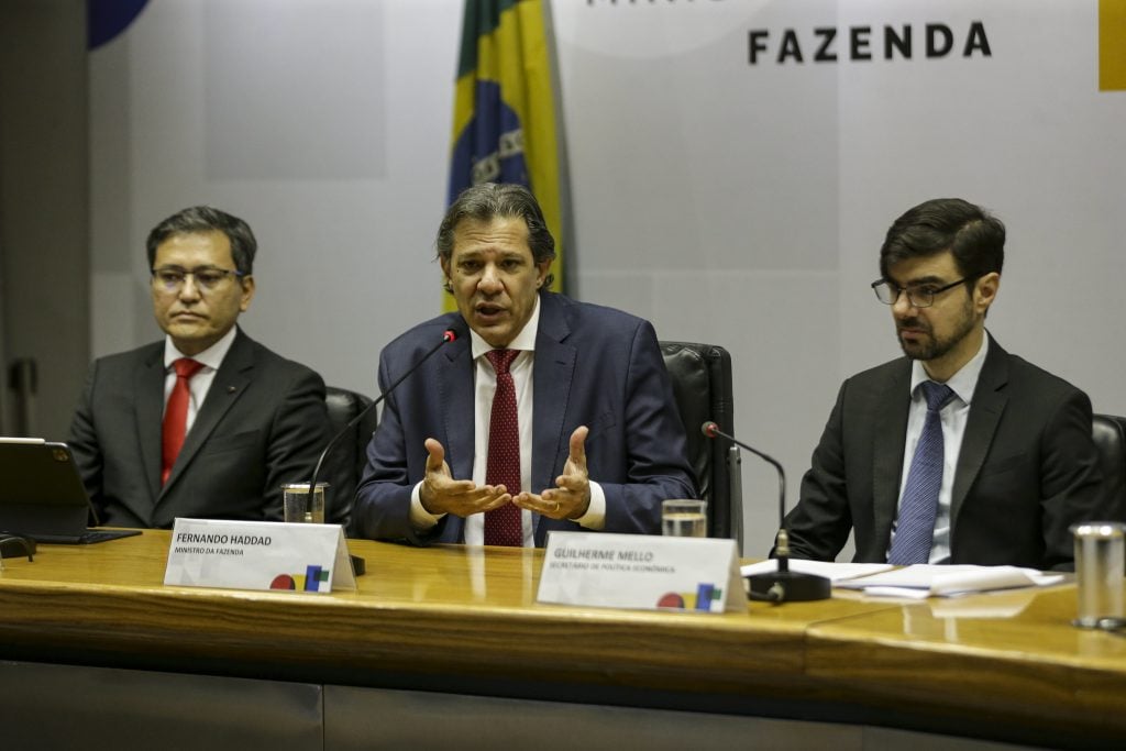 Isentar IR de quem ganha até R$ 5 mil sem taxar ricos pode reforçar desigualdade, alerta governo