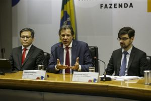 Isentar IR de quem ganha até R$ 5 mil sem taxar ricos pode reforçar desigualdade, alerta governo