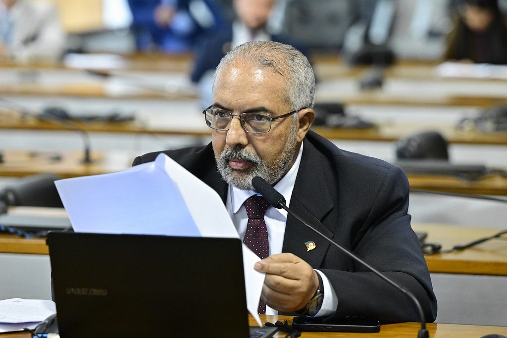 Comissão do Senado aprova exigência de assinatura em papel para que idoso contrate empréstimo