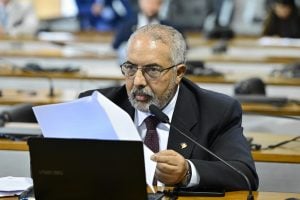 Comissão do Senado aprova exigência de assinatura em papel para que idoso contrate empréstimo