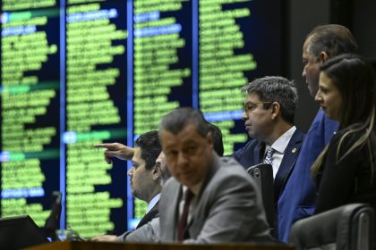 A avaliação do líder do governo sobre a sessão do Congresso que derrubou vetos de Lula