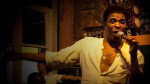 Filme sobre Aldo Bueno expõe o fim dos cantores de samba da noite paulistana