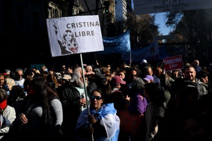 Dezenas de milhares se manifestam em apoio a Cristina em Buenos Aires; veja imagens