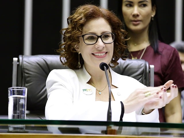 Por que o STF devolveu o passaporte de Zambelli mesmo após revelações da PF