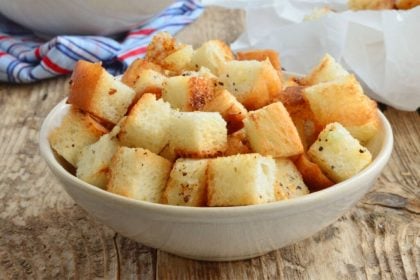 8 acompanhamentos deliciosos para sopas no inverno