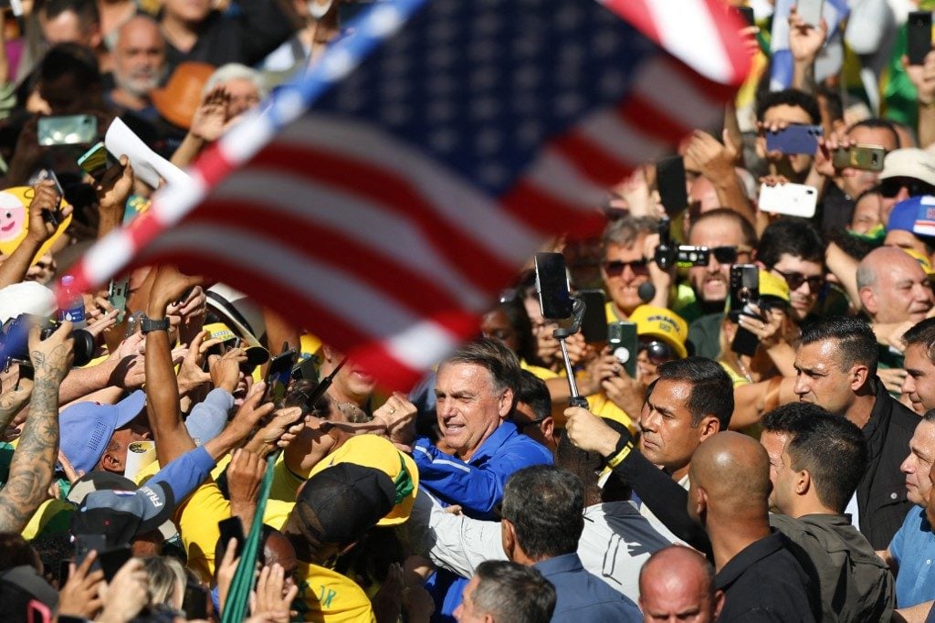 Ato de Bolsonaro em São Paulo tem bandeiras de EUA e Israel e cópia do slogan de Trump