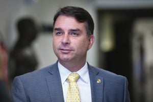 PL aciona o TSE contra a divulgação de documentário sobre Flávio Bolsonaro