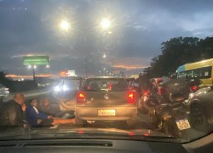 Operação policial leva ao bloqueio das principais vias expressas do Rio; duas pessoas são baleadas