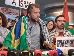 Preso e deportado por Israel, ativista Thiago Ávila chega ao Brasil