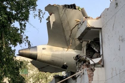 Único sobrevivente de acidente de avião na Índia se pergunta como isso foi possível