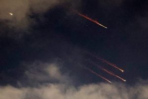 Irã dispara mísseis contra Israel em resposta aos ataques contra instalações nucleares