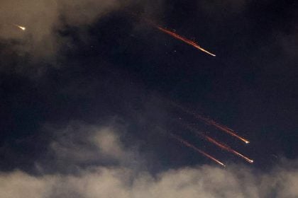 Irã dispara mísseis contra Israel em resposta aos ataques contra instalações nucleares