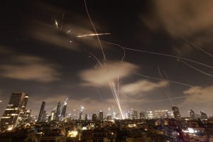 Irã diz ter lançado míssil hipersônico contra Israel