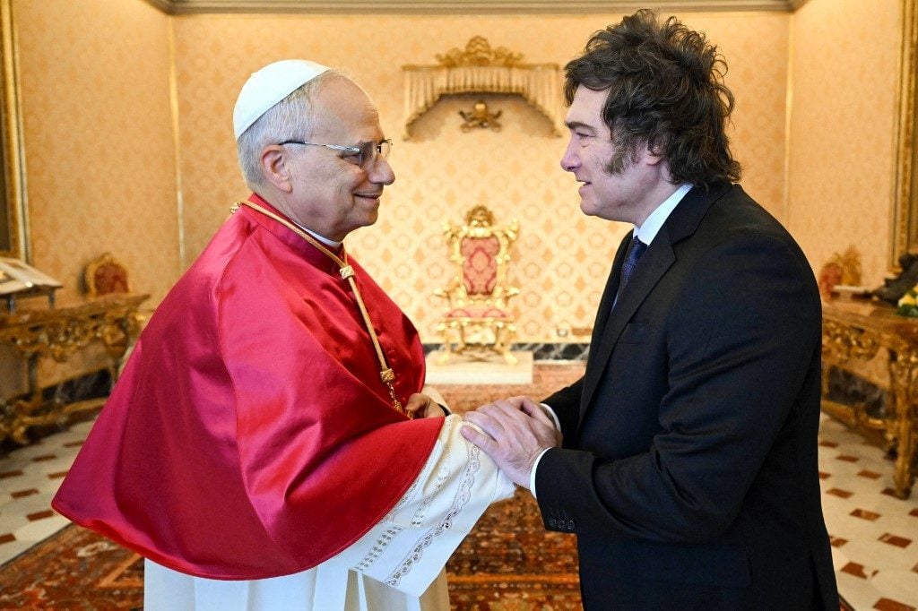 Milei visita o Papa Leão XIV no Vaticano e entrega livro contra o socialismo