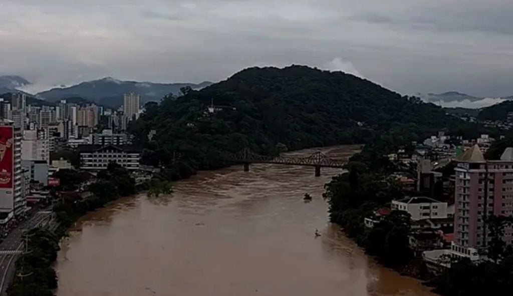 O lucro em detrimento da vida: a crise urbana e climática no Vale do Itajaí (ou Vale Europeu?)