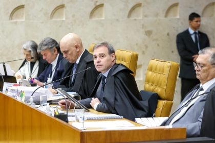 ‘Tem de responsabilizar’: a provocação de Dino após leitor de Mendonça travar em sessão sobre redes