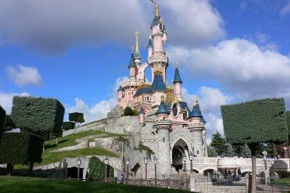 França aponta cinco crimes cometidos por britânico que encenou casamento com menor de idade na Disney