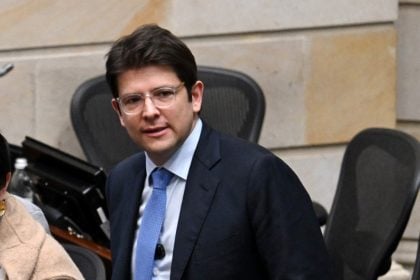 Adolescente acusado de balear presidenciável na Colômbia se diz inocente