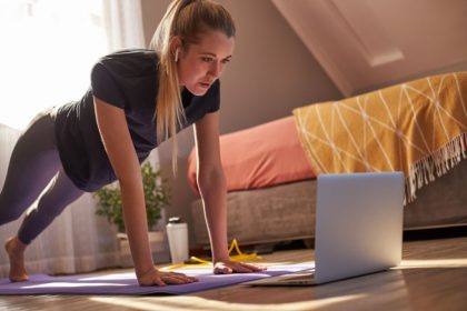 6 dicas para praticar exercícios físicos nas férias sem sair de casa