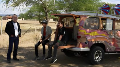 Em filme, membros da psicodélica Ave Sangria contam histórias a borda de uma Rural