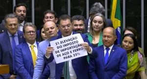 Deputados bolsonaristas atropelam regra de Motta e levam cartazes contra Haddad ao plenário