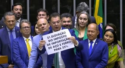 Deputados bolsonaristas atropelam regra de Motta e levam cartazes contra Haddad ao plenário