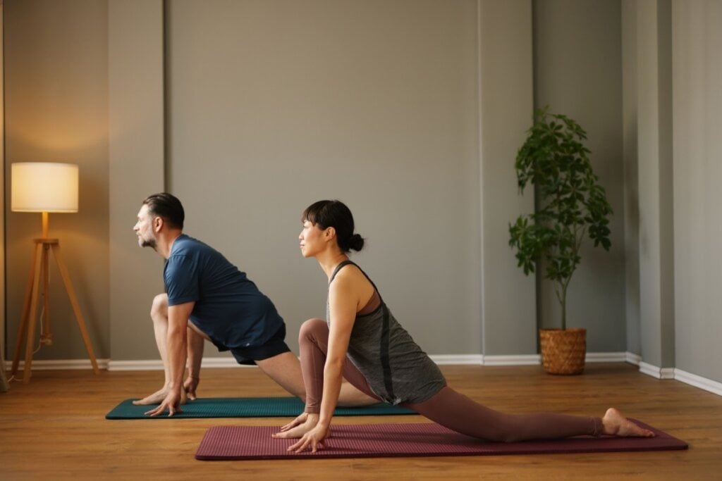 Conheça os benefícios da prática de yoga às cegas