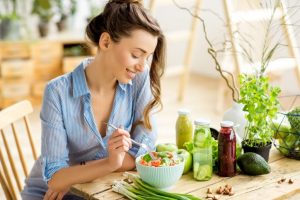 5 benefícios da cebolinha verde para a saúde e como incluí-la na dieta