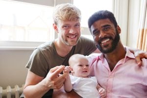 Licença-maternidade além da CLT: o que vale para adoção, casais homoafetivos, PJs e autônomas