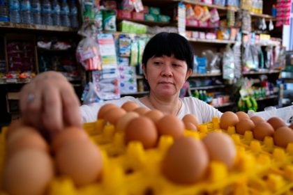 Brasileiro vai ao mercado de bairro 74 vezes por ano, enquanto visita grandes redes apenas 16 vezes