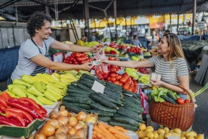 Varejo e serviços mostram alta em julho, mas cenário indica desaceleração à frente