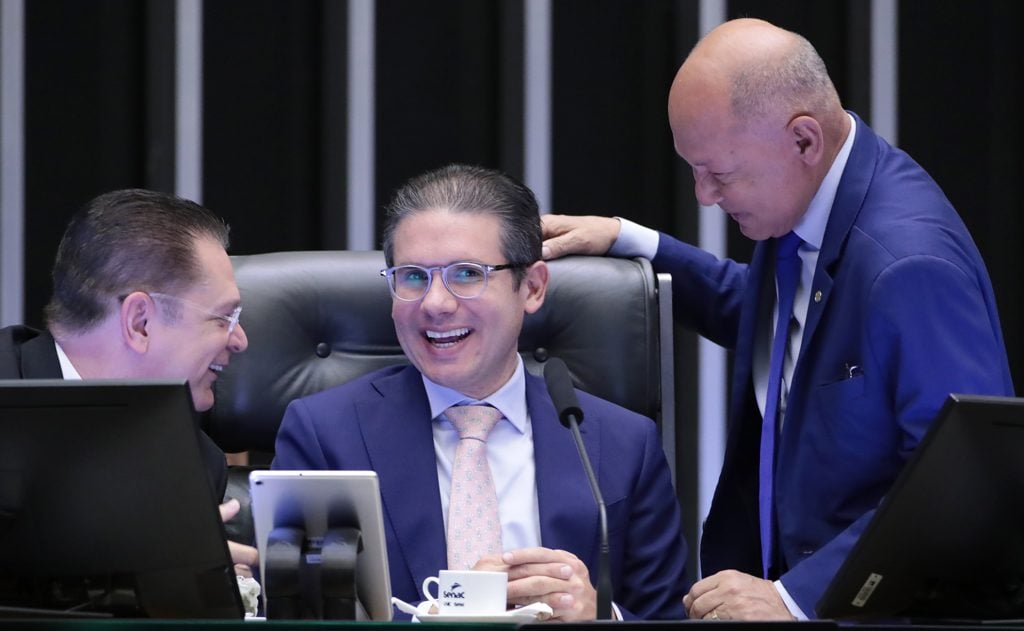 Relator apresenta parecer a favor da derrubada de decretos do IOF