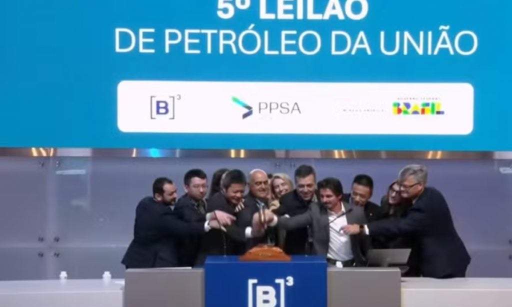 Leilão do pré-sal supera as expectativas e arrecada 28 bilhões para a União